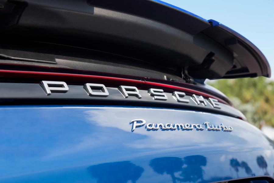 Логотип Porsche Panamera Turbo 2016 года  (NA) (фото 21 из 29)